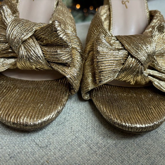 Lulu’s Adorable Gold Bow Heels - Picture 4 of 5